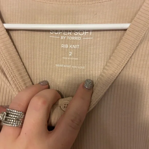 NWOT Size 2 Torrid Beige Short Sleeve Button-Up Top - Picture 2 of 5
